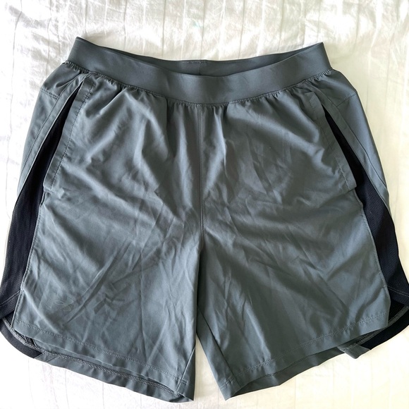 Men’s Under Armor Gym shorts Like New! Shorts have been washed but never worn. - Picture 3 of 6